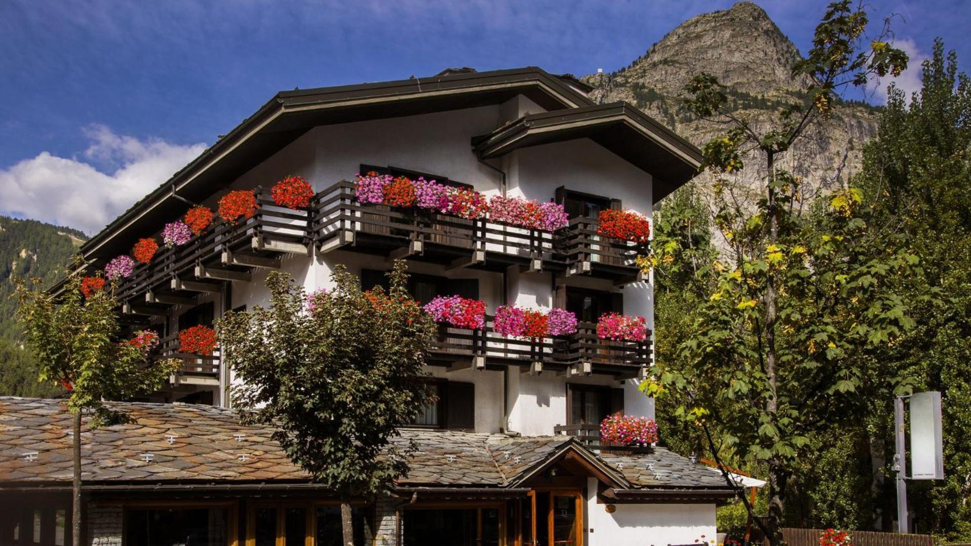 Les Jumeaux Hotel